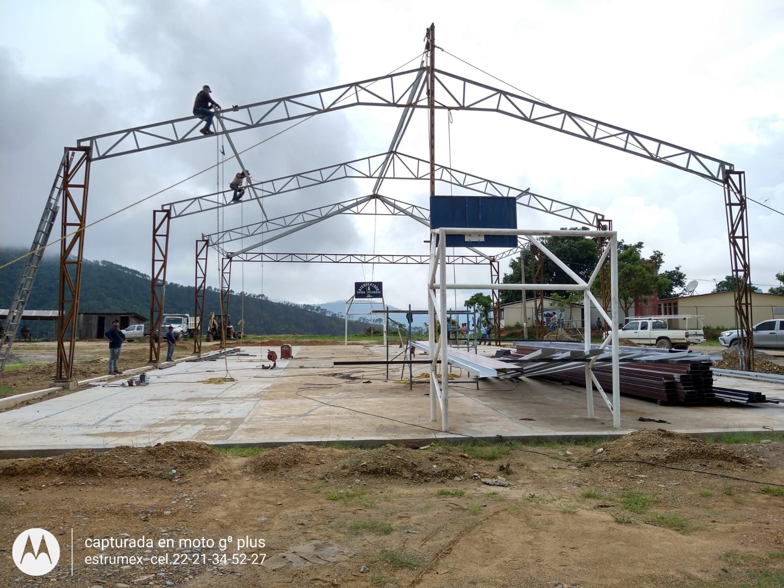 Armado de estructura metálica a varias aguas